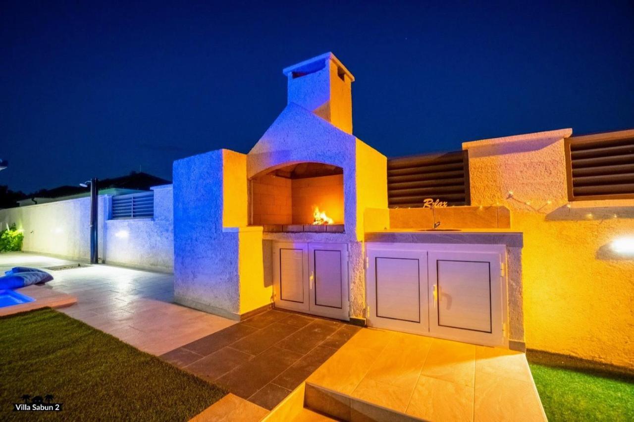 Villas Sabun - Modern House With Heated Pool Привлака Екстер'єр фото