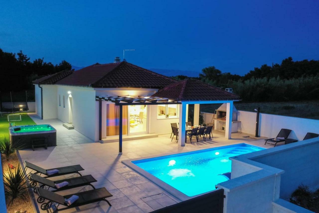 Villas Sabun - Modern House With Heated Pool Привлака Екстер'єр фото