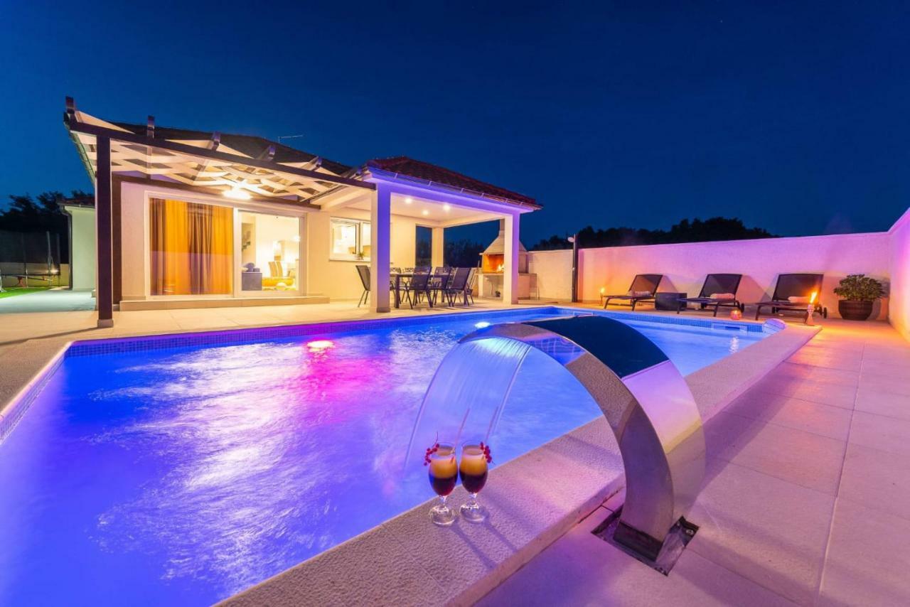 Villas Sabun - Modern House With Heated Pool Привлака Екстер'єр фото